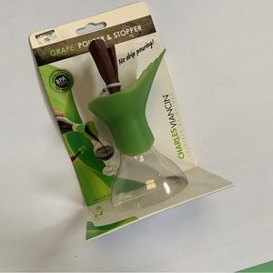 🤑FREE w/purchase🤑 NWT wine pourer bottle stopper plastic silicone cork
